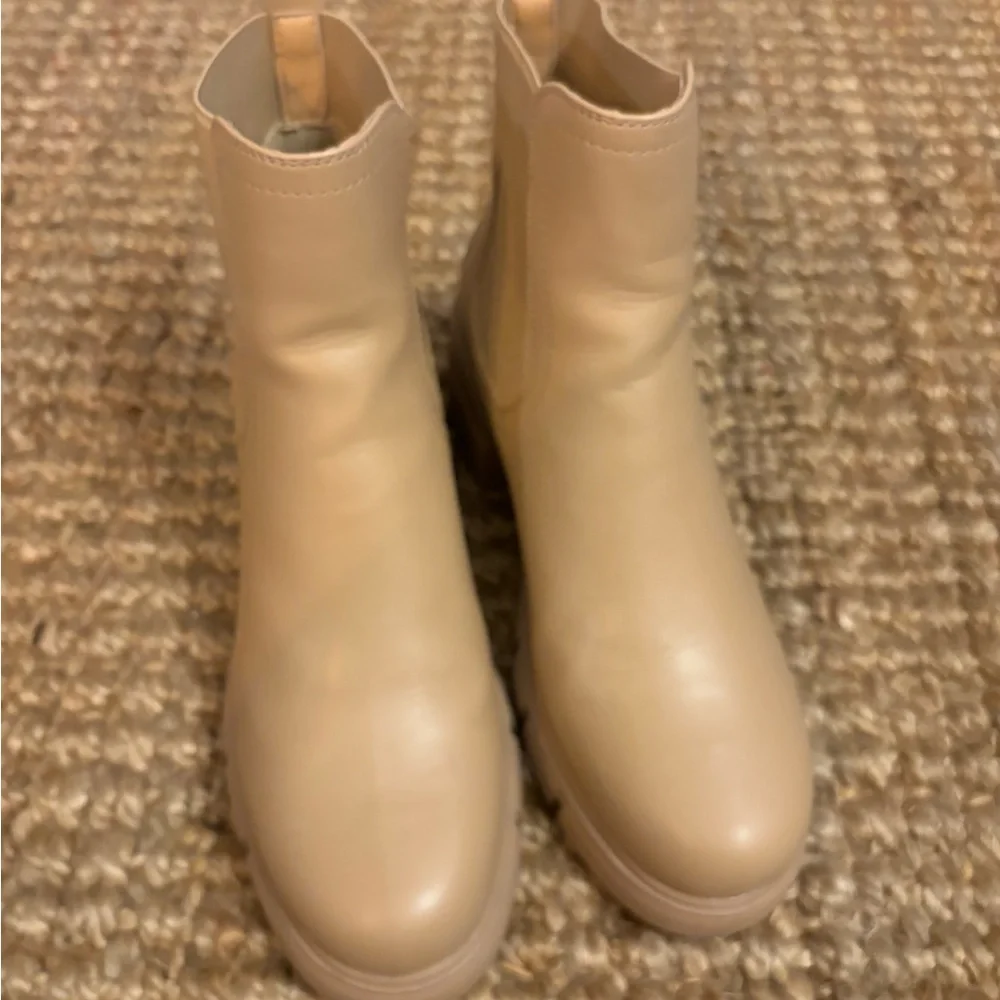 Boston‎ Women’s Chelsea Boot with chunky black heel.